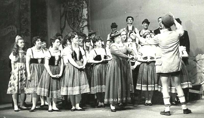Mike Ellis conducts the choir