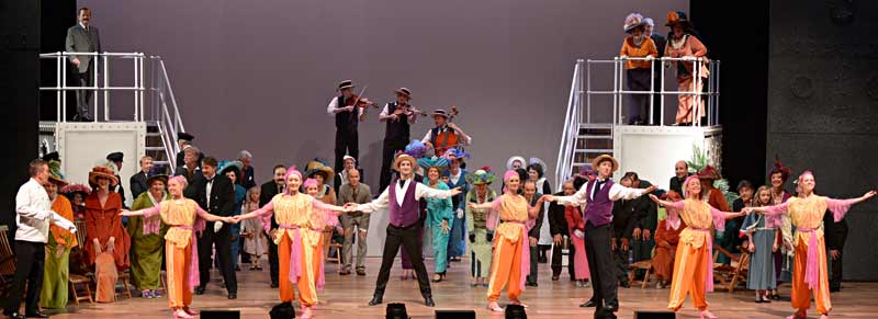 Saul Danson , dancers and chorus